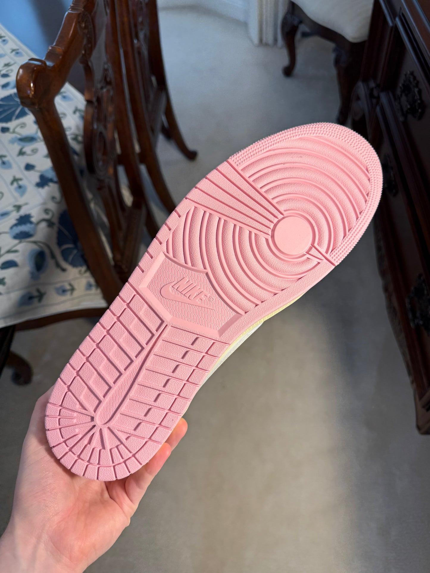Jordan Retro 1 Low Travis Scott Shy Pink