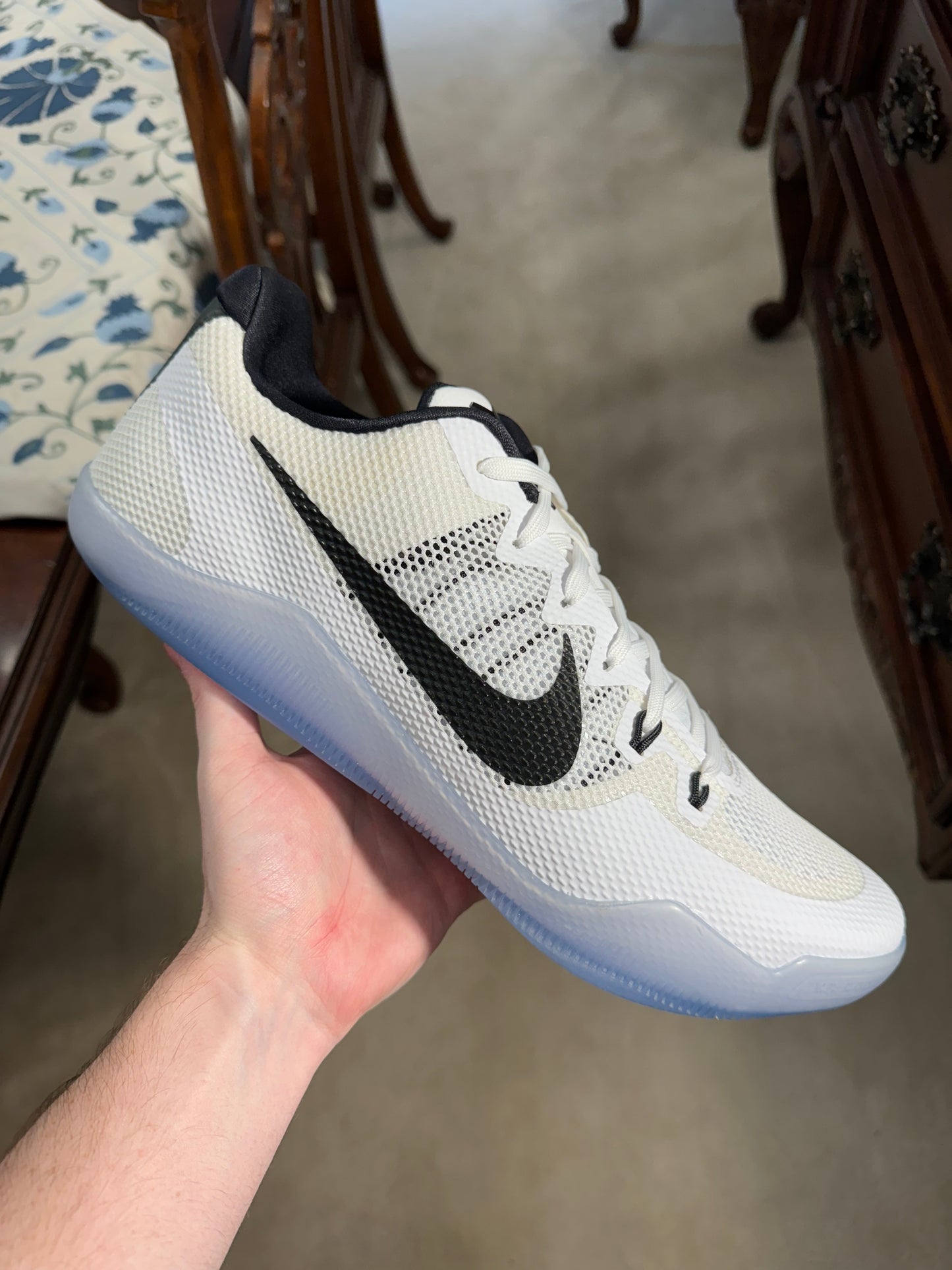 Kobe 11 TB White/Black